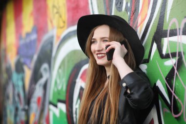 Şehrin içinde bir deri yelek sokak aşağı bir kız yürüyor bir