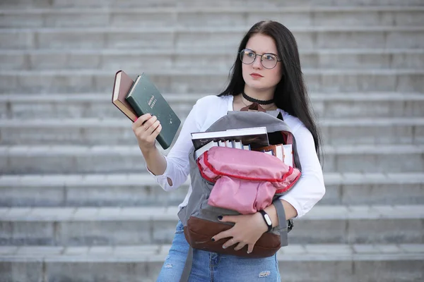 Siswa perempuan di jalan dengan buku-buku — Stok Foto