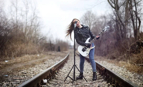 Красивая молодая девушка-рокер с электрогитарой. Рок-опера — стоковое фото