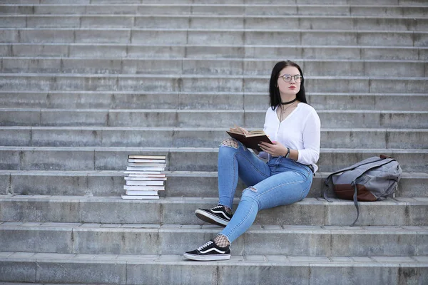 Chica estudiante en la calle con libros —  Fotos de Stock