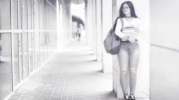 Ung flicka student på gatan — Stockfoto