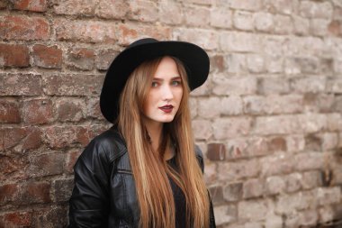 Şehrin içinde bir deri yelek sokak aşağı bir kız yürüyor bir