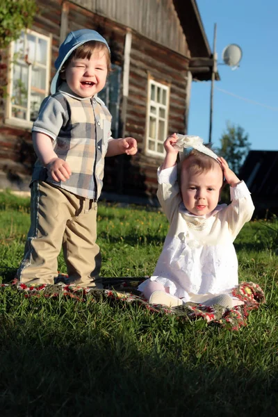 Діти в парку хлопчик і дівчинка — стокове фото