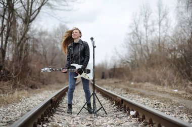 Bir gitar ile deri ceketli bir rock müzisyen kız