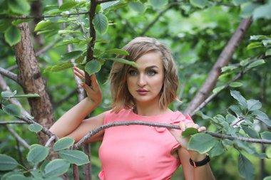 Yaz parkta güzel bir kız