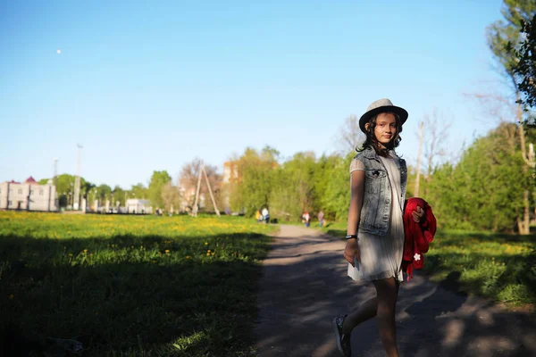 Flicka i parken på våren — Stockfoto