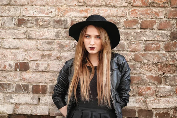 Όμορφη κοπέλα με ένα καπέλο και ένα σκούρο μακιγιάζ εκτός. G — Φωτογραφία Αρχείου