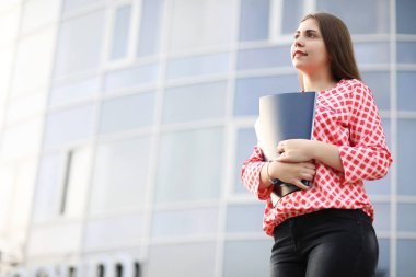 Kız bir iş toplantısında belgelerle