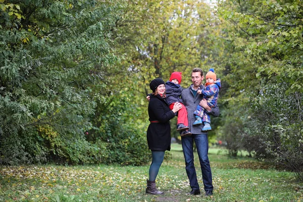 Giovane famiglia con bambini in passeggiata — Foto Stock