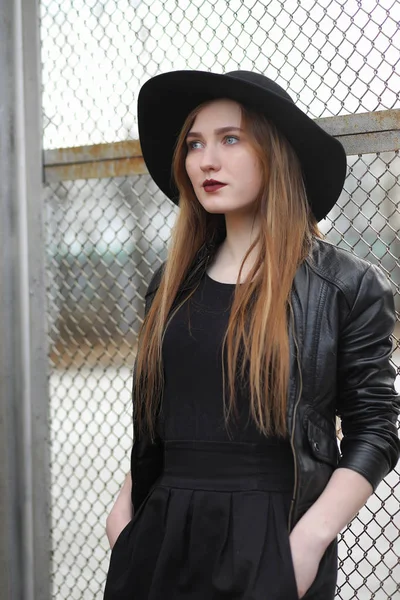 Ein Mädchen geht in einer Lederweste mit einem — Stockfoto