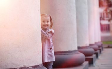 Bahar yürüyerek şehir parkı içerisinde çocuklar. W kızdır