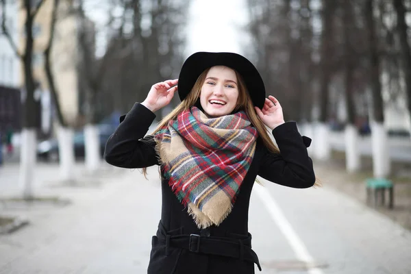 Mujer francesa para dar un paseo a principios de primavera —  Fotos de Stock