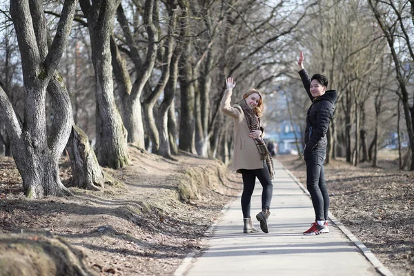 Een paar vrienden zitten op de trappen — Stockfoto