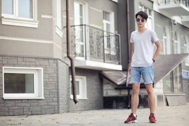 Asya genç adam giyen güneş gözlüğü açık havada