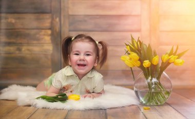 Bir buket Sarı laleler ile küçük bir çocuk. Bir çocuk bir hediye ile