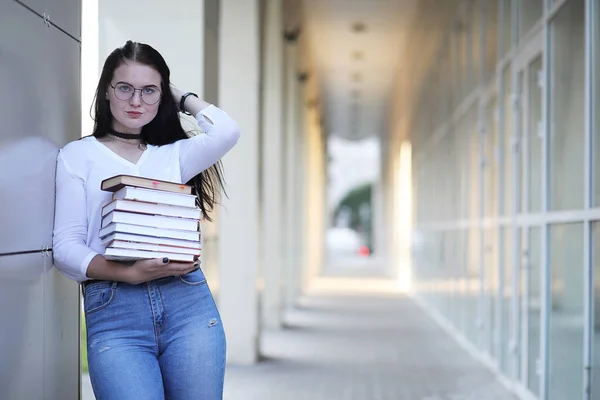 Meisje student op straat met boeken — Stockfoto
