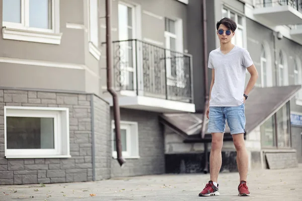 Asiático joven hombre usando gafas de sol al aire libre —  Fotos de Stock