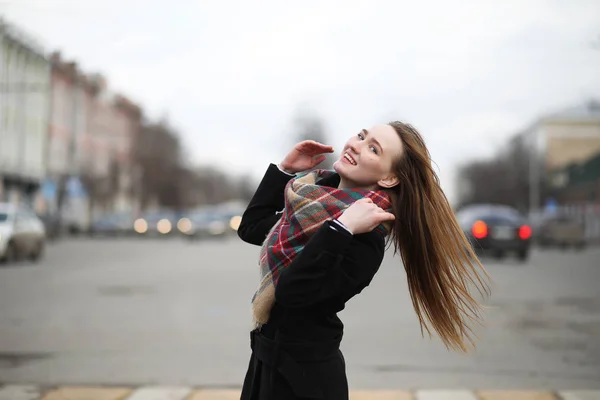 Fransk kvinna en promenad tidigt på våren — Stockfoto