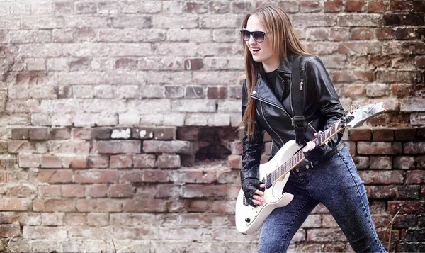 Bela menina roqueiro com guitarra elétrica. Uma música de rock — Fotografia de Stock