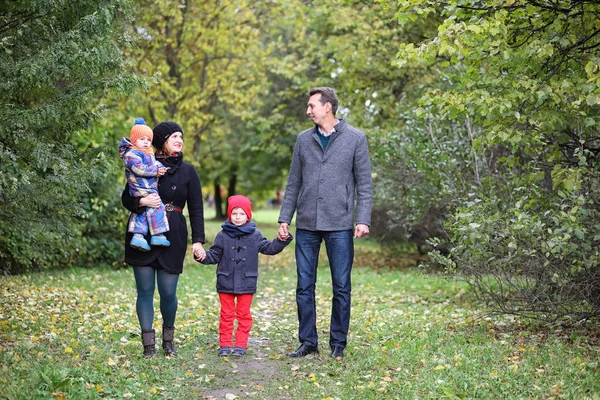 Çocuklu genç bir aile yürüyüşe çıktı. — Stok fotoğraf