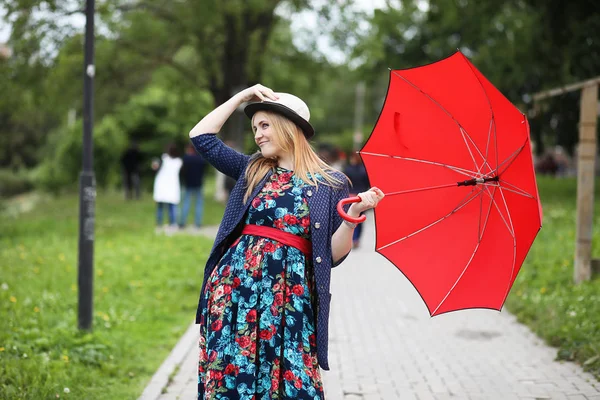 Dívka na ulici s deštníkem — Stock fotografie