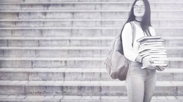 Joven estudiante en la calle —  Fotos de Stock