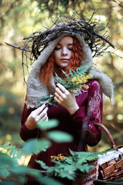 Kızıl saçlı cadı bir ritüel bir kristal top ile tutar