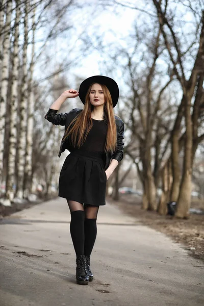 Fiatal gyönyörű lány, egy kalap, és egy sötét make-up kívül. G — Stock Fotó