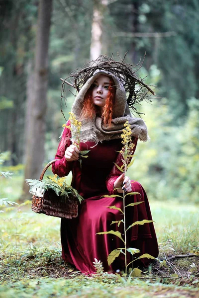 빨간 머리 마녀 보유 크리스탈 공 의식 — 스톡 사진