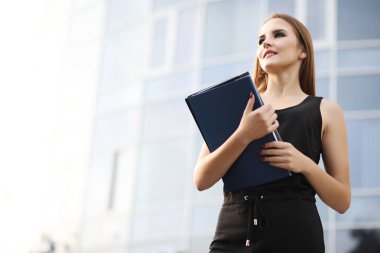 Kız bir iş toplantısında belgelerle