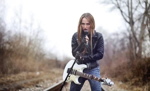 Bela menina roqueiro com guitarra elétrica. Uma música de rock — Fotografia de Stock