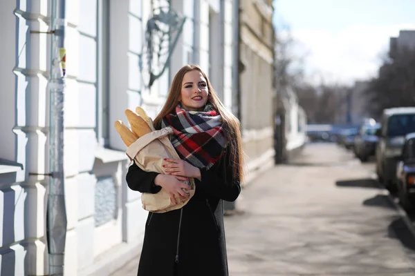 Flicka på en promenad i soligt väder — Stockfoto