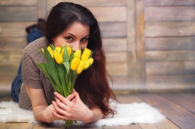 Bir buket Sarı laleler kızla. Bir hediye çiçek kız