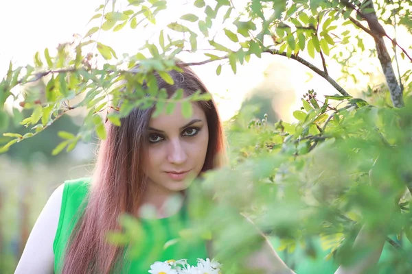 Hermosa chica con el pelo rojo con un ramo —  Fotos de Stock
