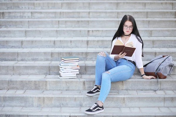 Flicka student på gatan med böcker — Stockfoto