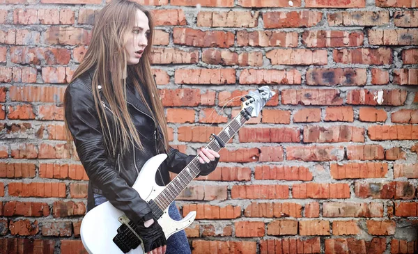 Beautiful young girl rocker with electric guitar. A rock musicia — Stock Photo, Image