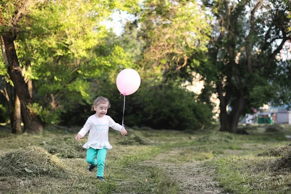 Kleine Kinder spazieren im Park — Stockfoto