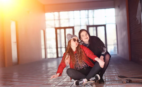 Ein junges Hipster-Mädchen fährt Skateboard. Mädchen Freundinnen f — Stockfoto