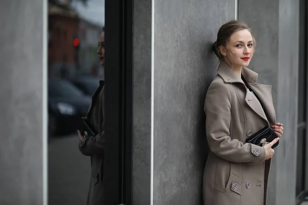 Femme d'affaires mignonne en plein air — Photo