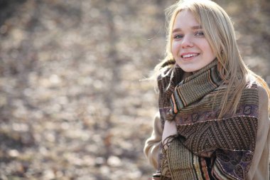 Sevimli sarışın bir Şehir Parkı içinde