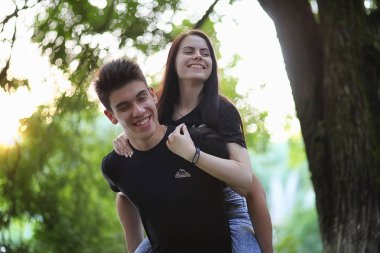 Genç çift ilk tarihte