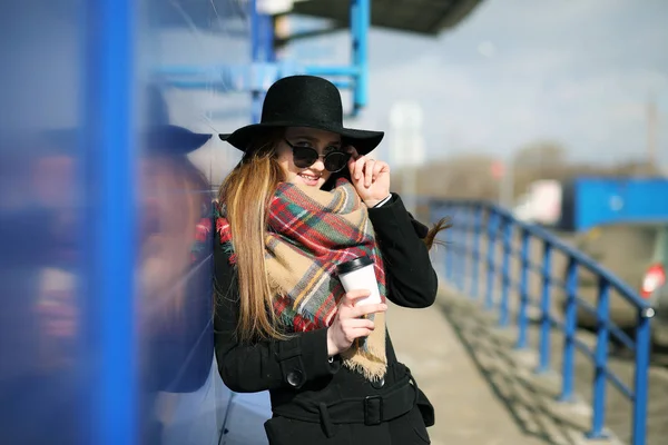 French woman for a walk in grocery stores — Stock Photo, Image