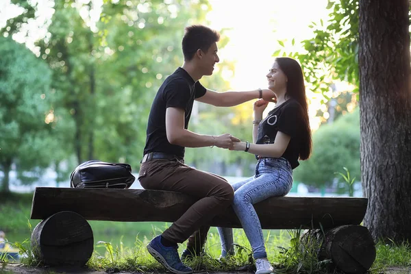 Jong (echt) paar op de eerste date — Stockfoto