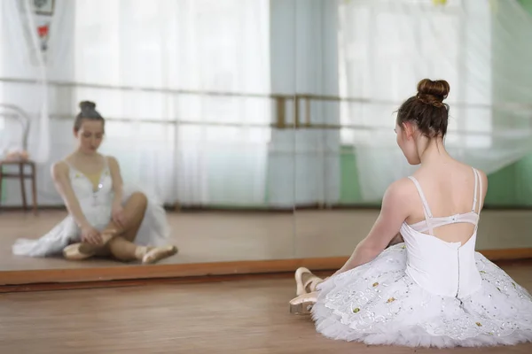 漂亮的女孩芭蕾舞练习 — 图库照片