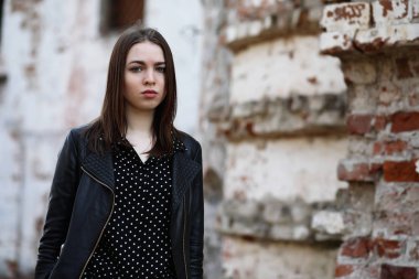 Bahar şehrin içinden bir yürüyüşte kız