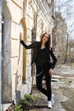 Bahar şehrin içinden bir yürüyüşte kız