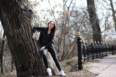 Bahar şehrin içinden bir yürüyüşte kız