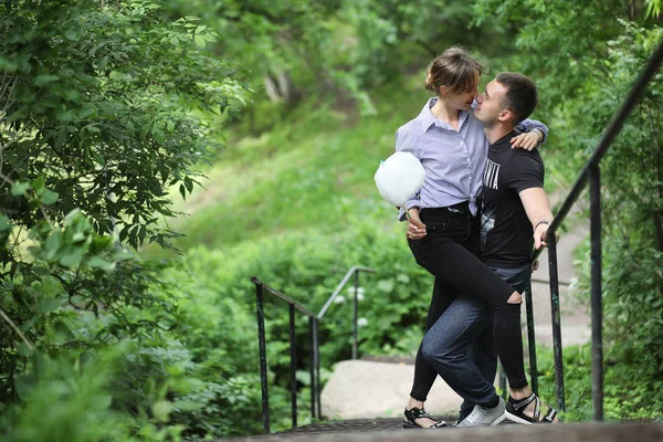 Schönes junges Paar auf einem Spaziergang — Stockfoto