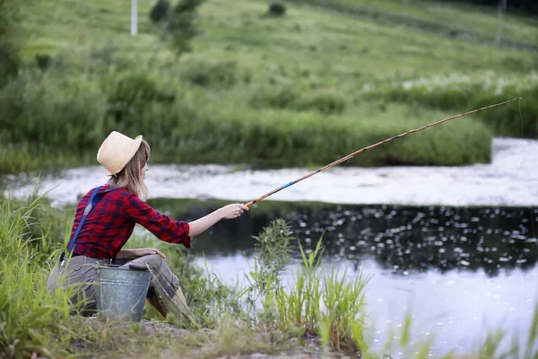 Chica junto al río con una caña de pescar — Foto de Stock
