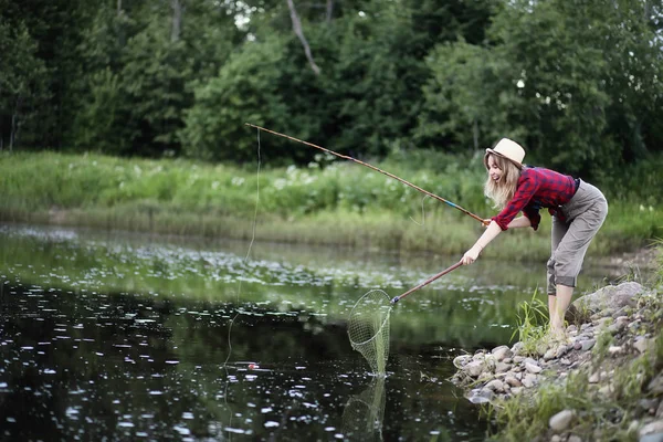 Meisje door de rivier met een hengel — Stockfoto